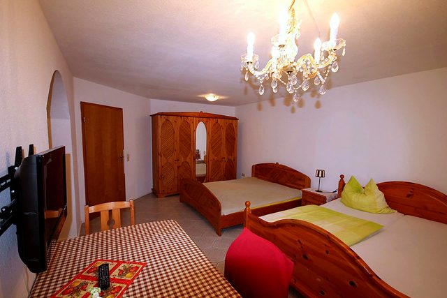 Geräumiges Zimmer mit Kronleuchter