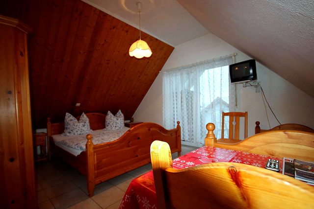 Gemütliches Doppelzimmer mit warmen Holzmöbeln