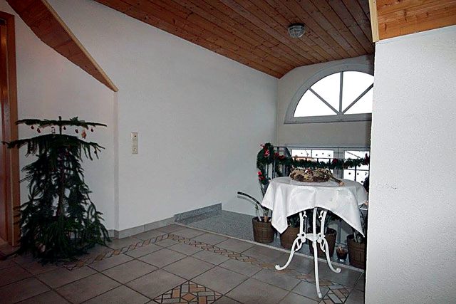 Gemütliche Sitzecke am Rundbogenfenster