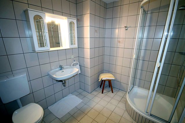 Modernes Badezimmer mit Dusche