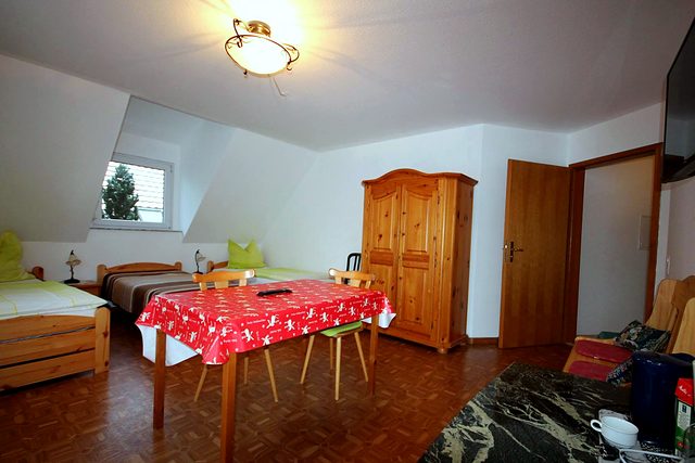 Helles Familienzimmer unter der Dachschräge