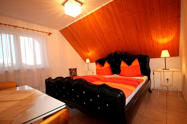 Zimmer mit elegantem Polsterbett