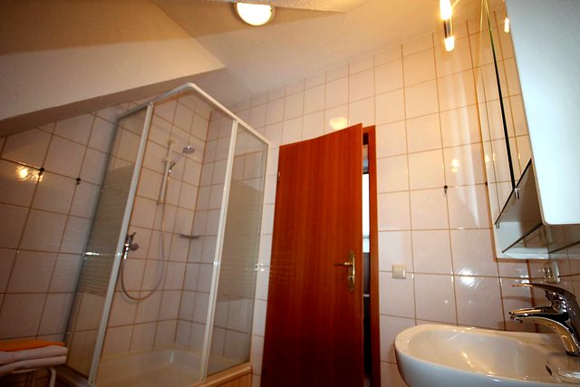 Helles, gepflegtes Badezimmer